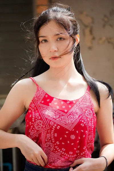 Portret Tajskiej Osoby Dorosłej Piękna Czerwona Koszula Relaks Uśmiech — Zdjęcie stockowe
