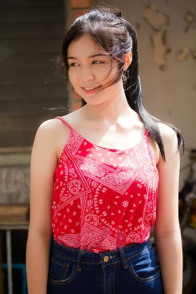 Potret Thai Dewasa Kemeja Merah Yang Indah Santai Dan Tersenyum — Stok Foto