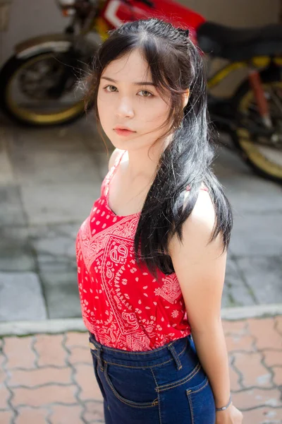 Portrait Von Thailändischen Erwachsenen Schöne Rote Hemd Entspannen Und Lächeln — Stockfoto