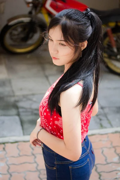 タイの肖像 大人の美しい赤いシャツがリラックスして笑顔 — ストック写真