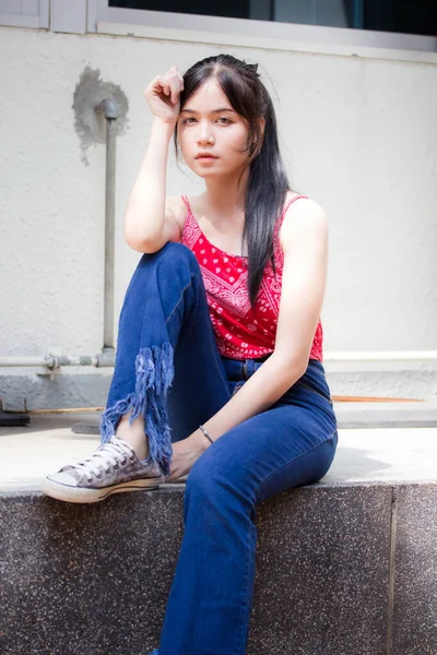 泰国人的画像美丽的红衫休憩和微笑 — 图库照片