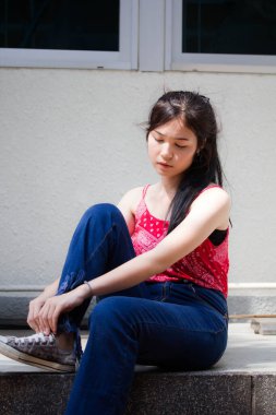 Taylandlı yetişkin portresi. Güzel kırmızı gömlek. Rahatla ve gülümse.