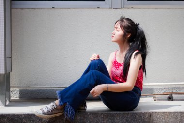 Taylandlı yetişkin portresi. Güzel kırmızı gömlek. Rahatla ve gülümse.