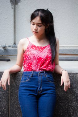 Taylandlı yetişkin portresi. Güzel kırmızı gömlek. Rahatla ve gülümse.