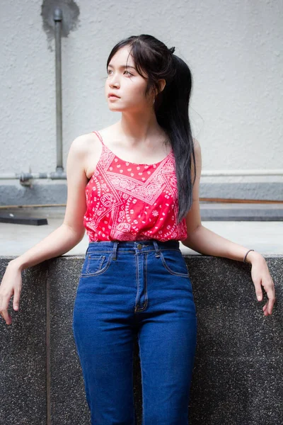 Retrato Tailandês Adulto Bela Camisa Vermelha Relaxar Sorrir — Fotografia de Stock