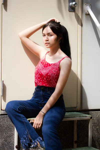 Retrato Tailandés Adulto Hermosa Camisa Roja Relajarse Sonreír — Foto de Stock