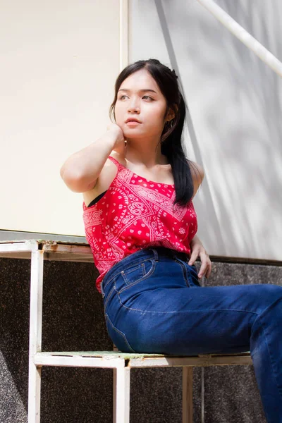 Retrato Tailandés Adulto Hermosa Camisa Roja Relajarse Sonreír —  Fotos de Stock