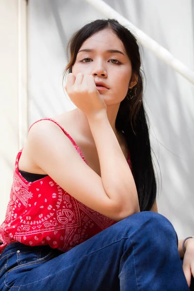 Retrato Tailandés Adulto Hermosa Camisa Roja Relajarse Sonreír — Foto de Stock