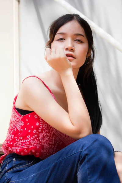 Retrato Tailandés Adulto Hermosa Camisa Roja Relajarse Sonreír — Foto de Stock