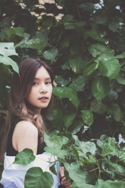 Tayland pantolonu portresi etek beyaz gömlek yetişkin güzel kız rahatla ve gülümse