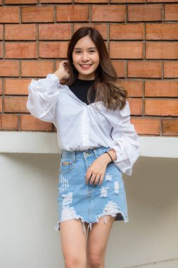 Tayland pantolonu portresi etek beyaz gömlek yetişkin güzel kız rahatla ve gülümse