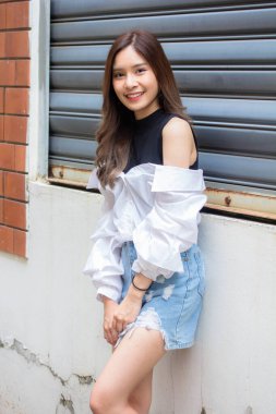 Tayland pantolonu portresi etek beyaz gömlek yetişkin güzel kız rahatla ve gülümse