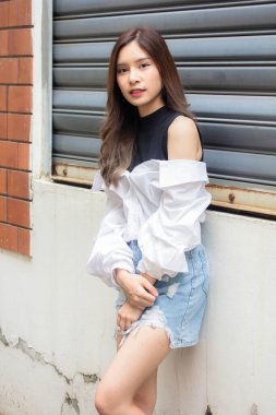 Tayland pantolonu portresi etek beyaz gömlek yetişkin güzel kız rahatla ve gülümse