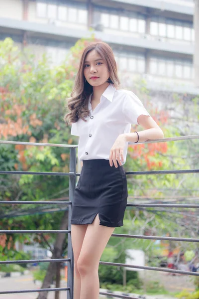 Porträt Von Thailändischen Erwachsenen Studenten Uniform Schöne Mädchen Entspannen Und — Stockfoto