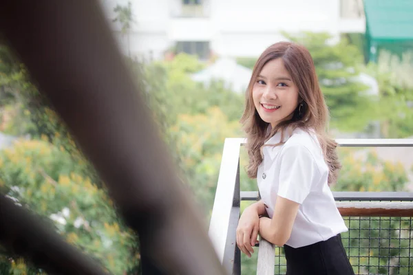 Retrato Tailandês Adulto Estudante Universidade Uniforme Bela Menina Relaxar Sorrir — Fotografia de Stock