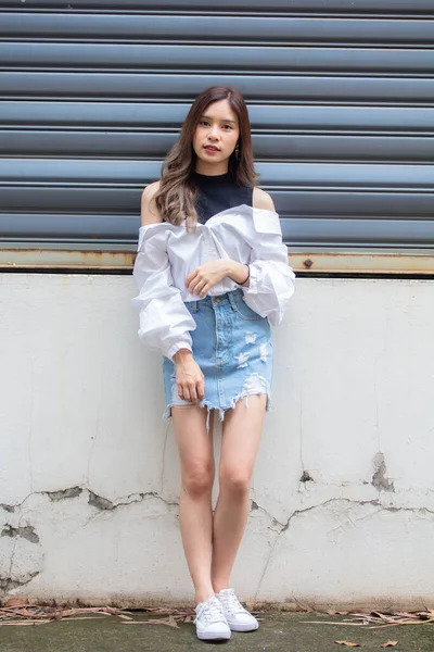 Portrait Von Thai Jeans Rock Weißes Hemd Erwachsene Schöne Mädchen — Stockfoto