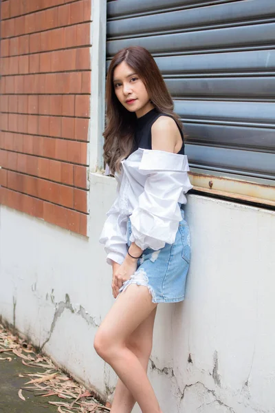 Retrato Tailandês Jeans Saia Camisa Branca Adulto Linda Menina Relaxar — Fotografia de Stock