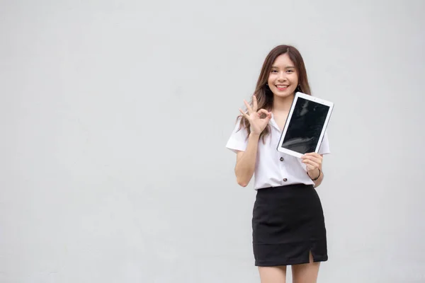 Portretul Thailandez Adult Student Uniformă Universitară Fată Frumoasă Arată Tableta — Fotografie, imagine de stoc