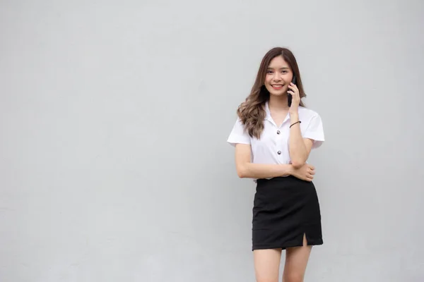 Retrato Tailandés Estudiante Adulto Universidad Uniforme Hermosa Chica Llamando Teléfono — Foto de Stock