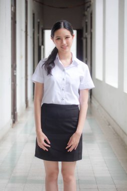 Taylandlı yetişkin öğrenci üniforması portresi. Güzel kız rahatla ve gülümse.