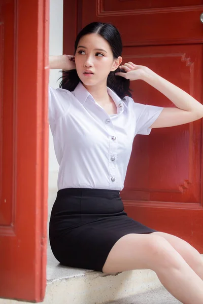 Portrait Thai Adulte Étudiant Université Uniforme Belle Fille Détendre Sourire — Photo