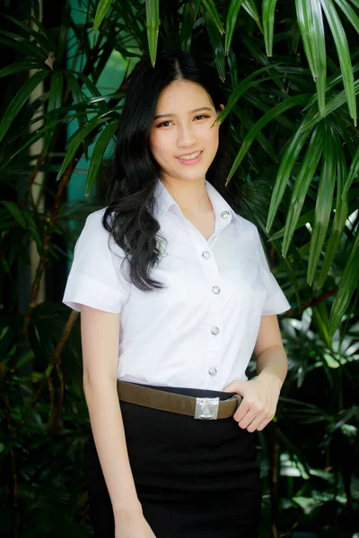 Portrait Thai Adulte Étudiant Université Uniforme Belle Fille Détendre Sourire — Photo