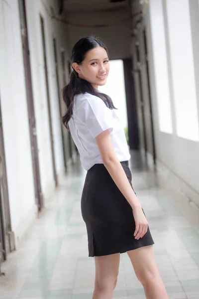 Retrato Tailandês Adulto Estudante Universidade Uniforme Bela Menina Relaxar Sorrir — Fotografia de Stock