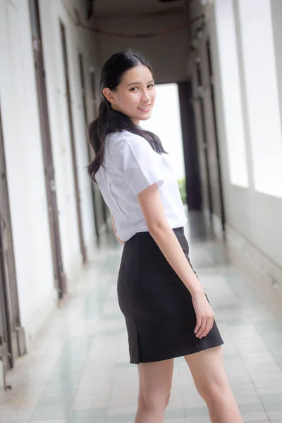 Retrato Tailandês Adulto Estudante Universidade Uniforme Bela Menina Relaxar Sorrir — Fotografia de Stock