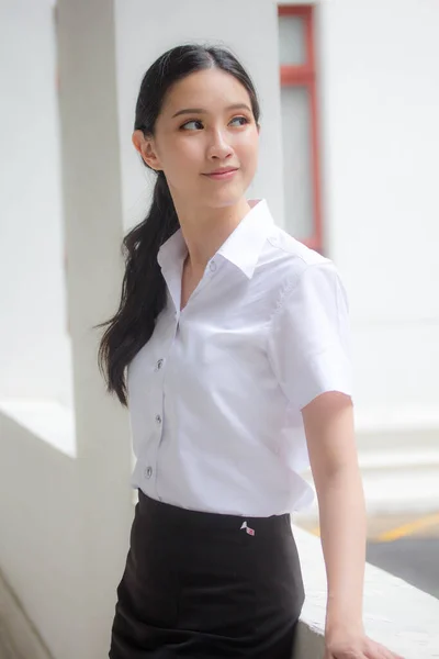 Portrait Thai Adulte Étudiant Université Uniforme Belle Fille Détendre Sourire — Photo