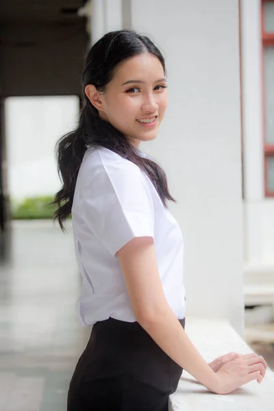 Retrato Tailandês Adulto Estudante Universidade Uniforme Bela Menina Relaxar Sorrir — Fotografia de Stock