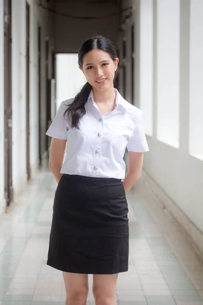 Retrato Tailandês Adulto Estudante Universidade Uniforme Bela Menina Relaxar Sorrir — Fotografia de Stock