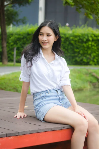 Retrato Tailandés China Adulto Hermosa Niña Camisa Blanca Vaqueros Azules — Foto de Stock