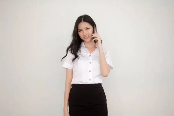 Retrato Tailandês Adulto Estudante Universidade Uniforme Bela Menina Chamando Telefone — Fotografia de Stock