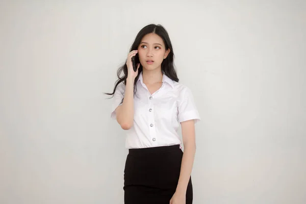 Retrato Tailandês Adulto Estudante Universidade Uniforme Bela Menina Chamando Telefone — Fotografia de Stock