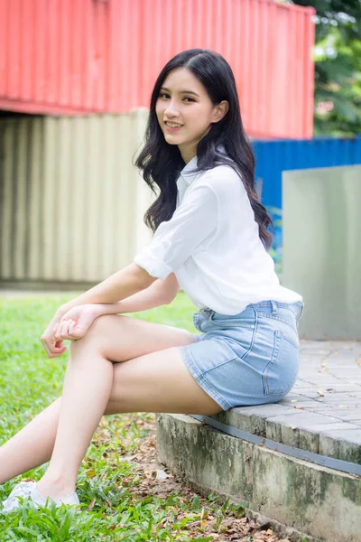 Portrait Thai China Gadis Cantik Kemeja Putih Blue Jeans Relax — Stok Foto