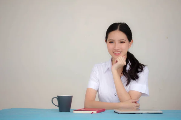 Ritratto Thai Adulto Studente Università Uniforme Bella Ragazza Rilassarsi Sorridere — Foto Stock