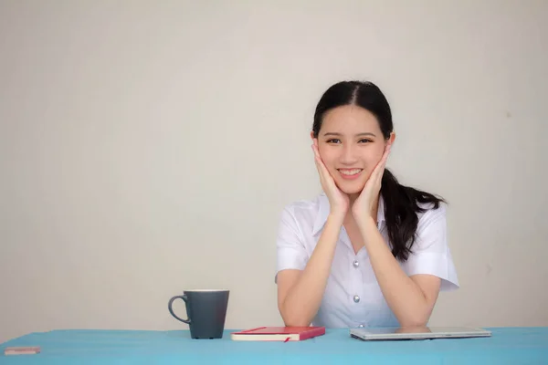 Retrato Tailandés Estudiante Adulto Universidad Uniforme Hermosa Chica Relajarse Sonreír — Foto de Stock