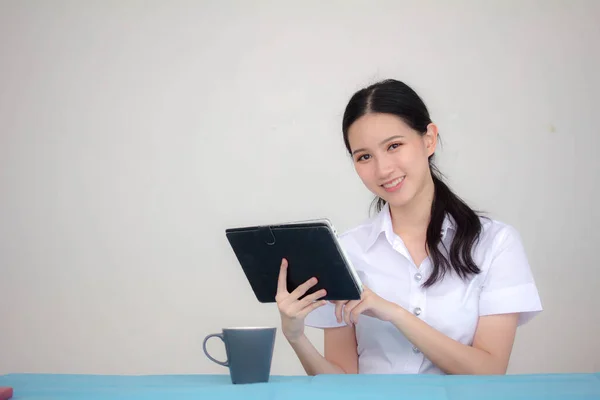 Retrato Tailandés Estudiante Adulto Universidad Uniforme Hermosa Chica Usando Tableta — Foto de Stock