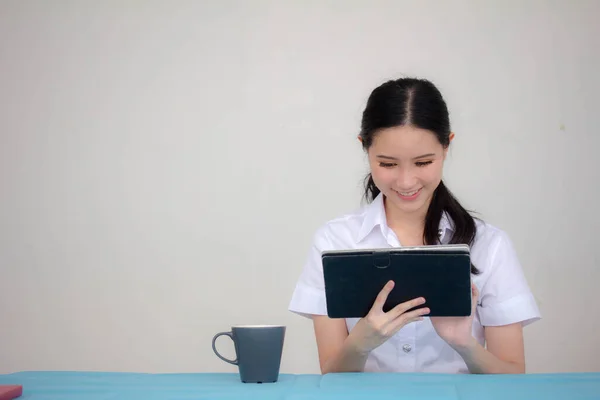 Retrato Tailandés Estudiante Adulto Universidad Uniforme Hermosa Chica Usando Tableta — Foto de Stock