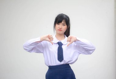 Tayland lisesi üniformasının portresi. Güzel bir kız hoşlanmaz.