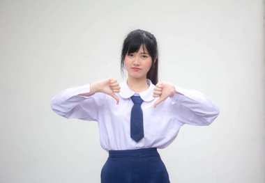 Tayland lisesi üniformasının portresi. Güzel bir kız hoşlanmaz.