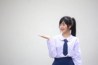 Taylandlı liseli üniformasının portresi Güzel kız elini göster