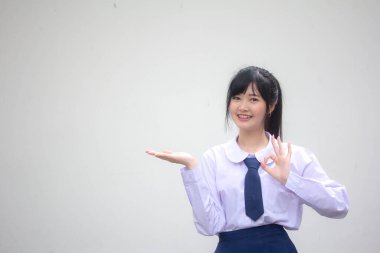 Taylandlı liseli üniformasının portresi Güzel kız elini göster