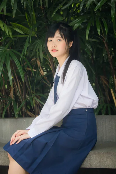 Retrato Tailandés Estudiante Secundaria Uniforme Adolescente Hermosa Chica Feliz Relajarse —  Fotos de Stock