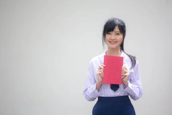 アジアタイ高校生制服美少女本を読む — ストック写真