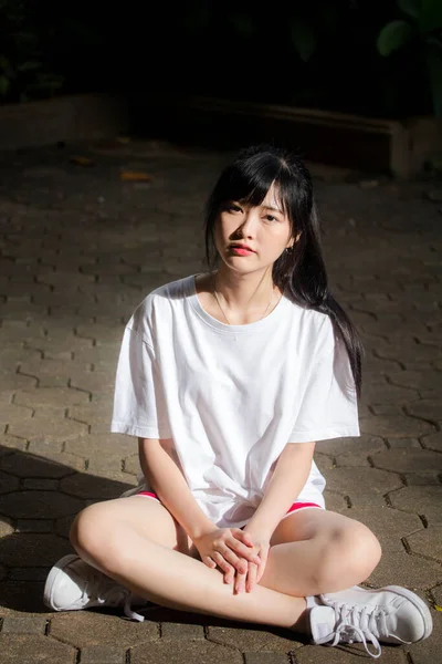 Asiático Tailandés Japonés Adolescente Blanco Camiseta Hermosa Chica Feliz Relajarse —  Fotos de Stock