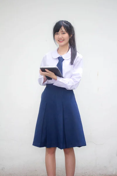 Portrait Thai Lycéen Uniforme Belle Fille Montrer Tablette — Photo