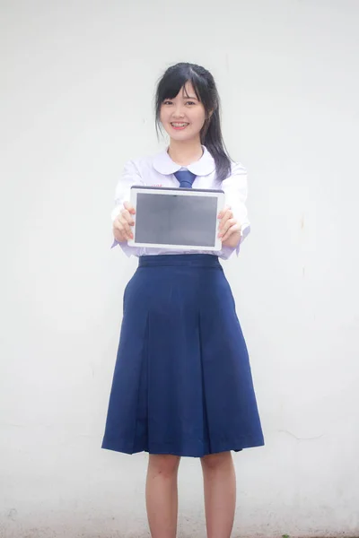 Portrait Thai Lycéen Uniforme Belle Fille Montrer Tablette — Photo