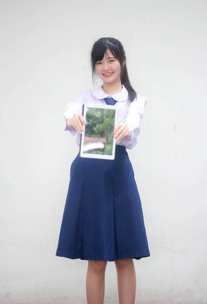 Retrato Tailandês Estudante Ensino Médio Uniforme Bela Menina Mostrar Tablet — Fotografia de Stock