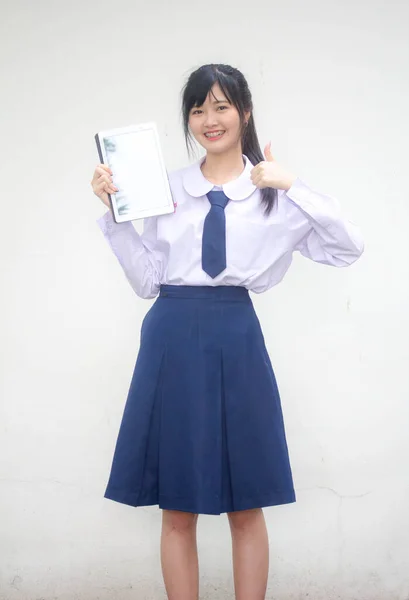 Portrét Thajské Střední Školy Student Uniforma Krásná Dívka Show Tablet — Stock fotografie